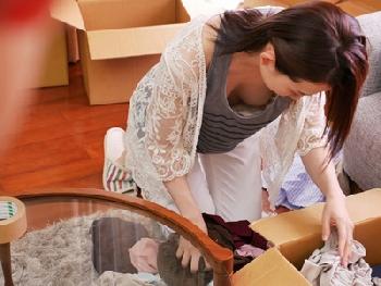 引っ越しアルバイトをしていたら若奥様さんがノーブラ！色欲溜まってる奥さんを刺激して寝取られパコ痴女人妻水戸かなのエロ動画