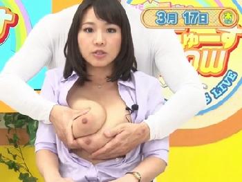 を揉まれながらも真面目にニュースを読む「巨ニュースSHOW」巨乳コスプレパイズリ澁谷果歩のエロ動画