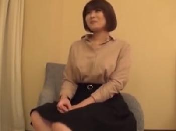 恥じらいながらマスターベーション晒す巨大乳房お姉さんのマンコに中出し巨乳素人オナニーのエロ動画