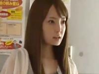 彼氏と訪れたカップルマッサージ店でカーテン越しに声を押し殺し寝取られる彼女素人お姉さんのエロ動画