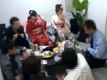 振袖着たまま大乱交！新成人の素人2人が酔ったいきおいで乱交パコ巨乳コスプレのエロ動画