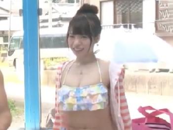 「えっ？入ってる…」素股から我慢出来ず現役女子大生の膣に生姦W素人美少女水着中出しマッサージのエロ動画