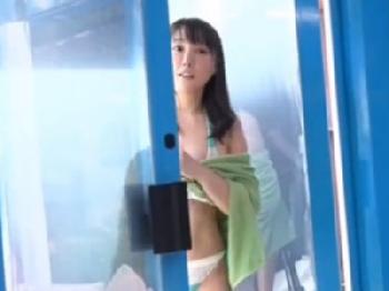 ビキニの巨大オッパイ素人娘が童貞ペニスを筆おろしパコ！巨乳美少女水着のエロ動画