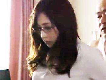 夫一筋だった真面目なめがね妻が欲求不満を募らせて密通パコで燃え上がる人妻熟女のエロ動画