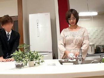 ムチムチデカパイなめがねの息子嫁をたっぷり可愛がる非人道的義理の父親人妻パイパン近親相姦赤瀬尚子のエロ動画