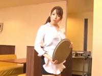 デカパイ好きのショタ男がファミレスの店員を独り占めセックス巨乳お姉さん三島奈津子のエロ動画