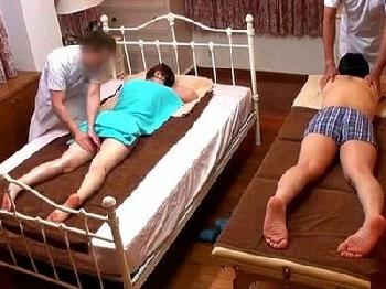 「お、夫が…」夫の隣でいながら発情しながら我慢できなくなってガッツリ寝取られた素人主婦人妻盗撮マッサージのエロ動画