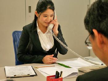 電話だけじゃ飽きたらなくなり電話相談室のマダムを犯す孤独な男巨乳人妻OL中出しめぐりのエロ動画