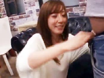 酔っ払って痴女化した美魔女お母ちゃんが大学生達と中出し乱交人妻熟女のエロ動画