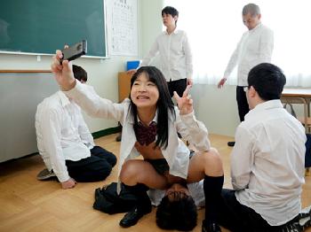 時間を止める能力で男を勝手に絶頂させて中出し受け取る女子校生美少女ロリ痴女パイパン乱交のエロ動画