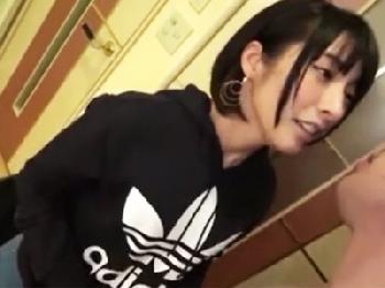 「もう入れたくなっちゃった‥」ショートヘアの美形少女が逆ナンパした男とホテルで濃密パコW美少女顔射のエロ動画