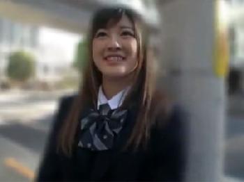 制服姿の美形少女女子校生が男にご奉仕→美麗なお顔を精液コーティング美少女顔射のエロ動画