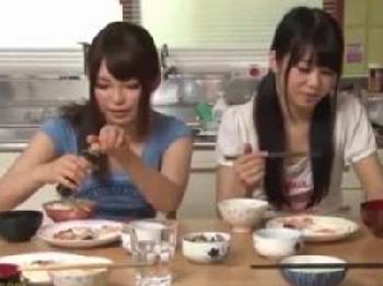 ド淫乱オヤジに夜這いされ容赦なくパコ突かれる美形少女女子校生姉妹美少女顔射のエロ動画