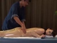 『待ってくださぃ…ぁぁっ』すぐ隣に夫がいるのにスケベマッサージ師に寝取られる美人奥様素人人妻中出しのエロ動画