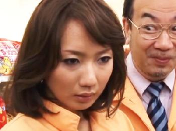 アルバイト先の店長にセクハラされた末に逆らえず体を許してしまう美魔女人妻熟女レイプのエロ動画