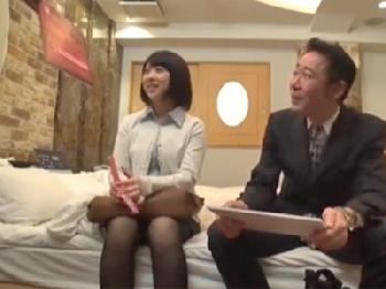 報酬に目が眩んだOLさんが二倍以上年の離れた上司と中出しセックス！素人お姉さんのエロ動画