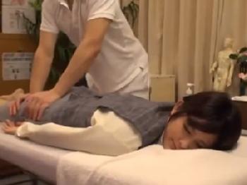 美人OLにエロ施術→発情させて合法中出し強姦キメた整体師素人お姉さんレイプマッサージのエロ動画