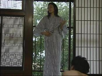 休暇をとって愛人と浮気温泉旅行を楽しむ淫乱妻 浅宮ゆかり→道端で青姦パコ巨乳痴女人妻フェラのエロ動画
