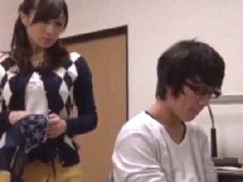 「一人H…してたんだ…」美人母親のランジェリーでシコっていた息子→モテないチェリーボーイ息子に愛情を注ぐ若母親と禁断セックス...