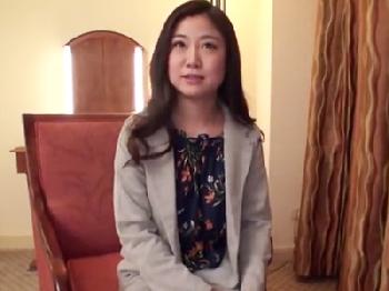 大人の魅力あふれる美人奥さんが初対面男とハメ撮り浮気ファック！素人痴女人妻顔射ナンパのエロ動画