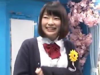 卒業したばかりの女子校生をマジックミラー号に連れ込み記念に生パコ素人ナンパのエロ動画