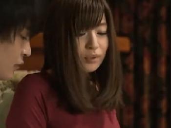 若い男との禁断のパコに感じてしまいイケナイ関係に身を窶して行く美人奥さん人妻顔射のエロ動画