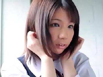 制服姿であどけなく見えてHな舌使いで肉棒を舐め取る可愛い女子校生美少女顔射のエロ動画