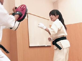 全国優勝経験者なホンモノ空手家きれいなお姉さんが陰茎挿れられたらただの女の子に!美少女コスプレ三村紗枝のエロ動画