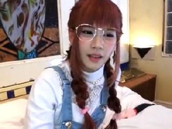 「ぁああ!逝っちゃイクいぐぅ!」めがねの電波系オタク美形少女とガッツリ中出しハメ撮り素人美少女ロリのエロ動画