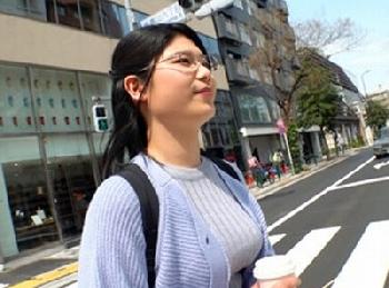 南青山で見つけた文学系な巨乳女子!清麗に見えるめがねっ子がM属性爆発させて痙攣3Pハメ撮り梨本あかねのエロ動画