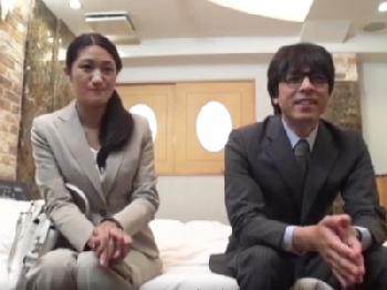 同じ会社に勤める上司と部下がホテルに二人きりにされて勝手にパコ開始素人お姉さんOL盗撮のエロ動画