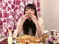 大食いパイパンギャルがケーキを食べてから腹ごなしの食後ファック痴女のエロ動画