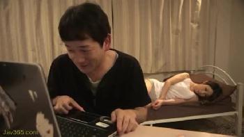 夫の前で中出し痴漢された巨乳妻がエッロすぎて大量射精不可避！素人お姉さんフェラ手コキのエロ動画