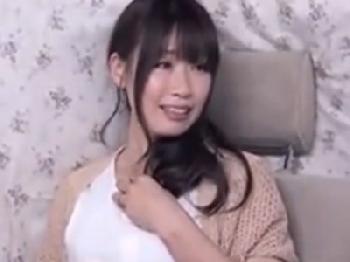 ナンパ→パコ展開に戸惑う素人奥さんを一気に押して中出しゲット！人妻熟女のエロ動画