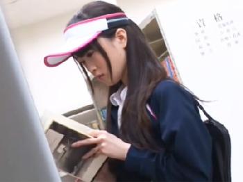 図書館に立ち寄った学校帰りの女子校生が変態男に生ハメ強姦され声を殺してマジ絶頂美少女パイパン顔射レイプ潮吹きのエロ動画