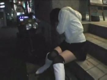 路上で酔い潰れてる素人娘を介抱するフリして公衆トイレに連れ込み中出し婦女暴行ハメ撮りしましたW巨乳お姉さんレイプのエロ動画