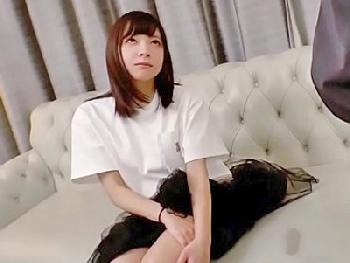 流されて濃密生姦に腰を浮かせて感じまくる美形少女！素人美少女顔射のエロ動画