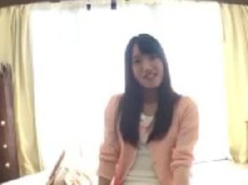 素股で擦れる陰茎に発情して最後まで止められない素人娘美少女ナンパのエロ動画