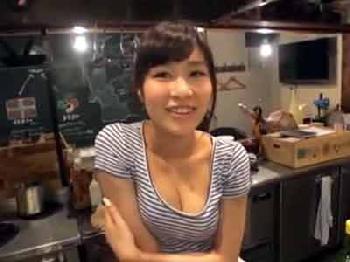 中目黒の居酒屋の看板娘をナンパ→店長が居ない隙にその場ハメ！巨乳素人美少女痴女顔射ハメ撮りのエロ動画