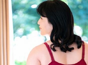 色気が溢れるムチムチオバちゃんが初撮りアダルトビデオデビュー!!人妻熟女中出しデビュー作美園ひとみのエロ動画