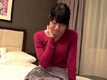 新宿駅前でナンパした真面目で大人しそうな素人さん…細見つるぺたオッパイを揺らして喘ぎっぱなし顔射ハメ撮りのエロ動画