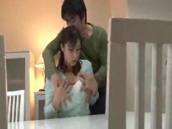 デカパイ熟女の宮部涼花が息子に欲情されて互いに体液絡ませあう濃密中出しSEX!巨乳人妻近親相姦のエロ動画
