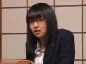 真面目メガネなお姉さんがストレス解消に中出しFUCK素人めがねのエロ動画