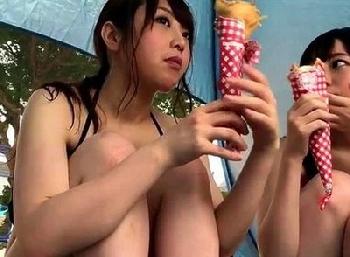 プールに遊びにきていた至極素人2人をナンパ！パフェをペニ棒に持ち替えて友人と一緒に大乱交！美少女ロリハメ撮りのエロ動画