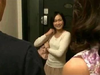 田舎から一人で上京してきた嫁母→笑顔にまだ輝きが残っている美中年女と禁断姦淫人妻熟女近親相姦のエロ動画
