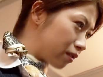 寝台列車で乗務員のお姉さんがが久々の同級生だった→こっそりパコ顔射のエロ動画