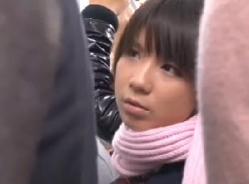 痴漢に狙われた童顔女子校生が号泣…中出しするまでヤメない残虐レイパー素人レイプ盗撮のエロ動画