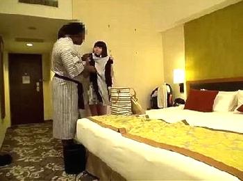 『ぁあーー！大きい！デカ…ッ』抜きナシの健全なマッサージ師が巨大チンポ黒人に挿入されて巨乳素人盗撮のエロ動画