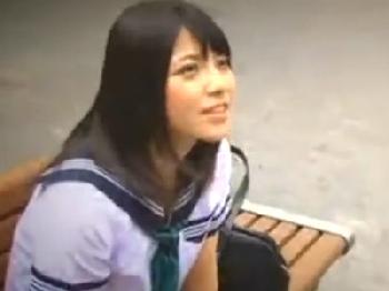 無防備な巨大バスト姉妹たちに勃起がバレて陰茎をいじられる展開にW巨乳美少女お姉さん中出しのエロ動画