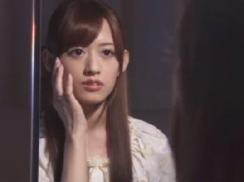 警戒心の薄い美形奥様がまさかのハメ展開で強引に連チャン絶頂人妻顔射のエロ動画